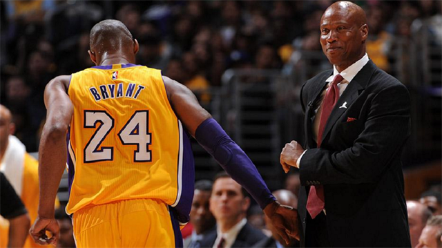Los Angeles Lakers, başantrenör Byron Scott'ın görevine son verildi.
