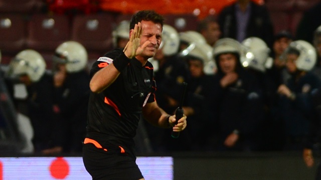 Trabzonspor-Fenerbahçe maçında sahaya giren bir taraftar ilave yarımcı hakem Volkan Bayarslan'ı darp etti.