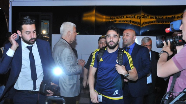Fenerbahçeli teknik heyet ve futbolcular zırhlı araçlarla havaalanına geldi.