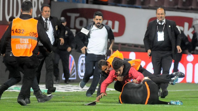 Trabzonspor-Fenerbahçe maçında hakeme yapılan saldırı...