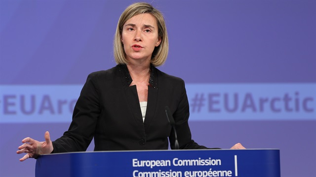 Federica Mogherini, tüm kriterler yerine getirildiği
takdirde Türk vatandaşları için vize muafiyeti yönünde tavsiye kararı alacağını söyledi.  