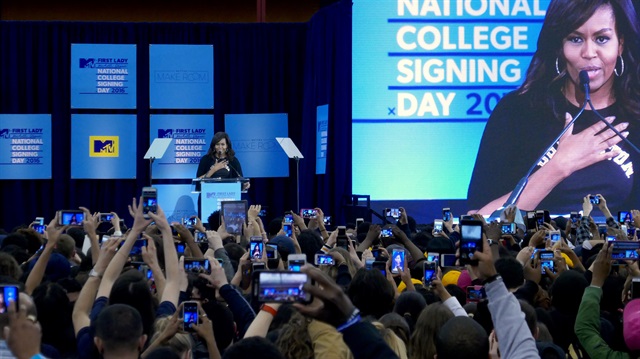 Michelle Obama, New York'un Harlem semtinde "Yükseğe Ulaş İnisiyatifi" çerçevesinde 4 bin liseliyi ağırladı. 