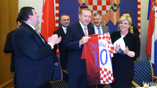 Kitaroviç, Cumhurbaşkanı Erdoğan'a Türkiye ve Hırvatistan formalarının birleşimiyle oluşturulmuş bir forma hediye etti.