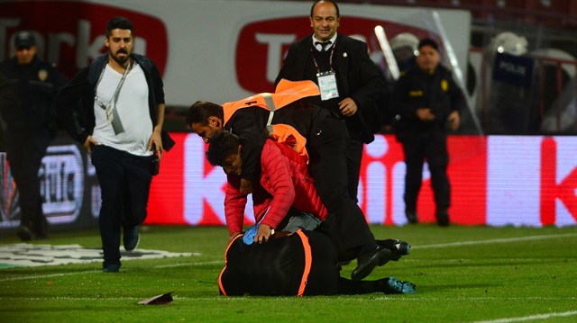 Trabzonspor-Fenerbahçe maçında hakem Volkan Bayarslan'a saldıran 17 yaşındaki O. M. çok şaşırtıcı açıklamalarda bulundu.