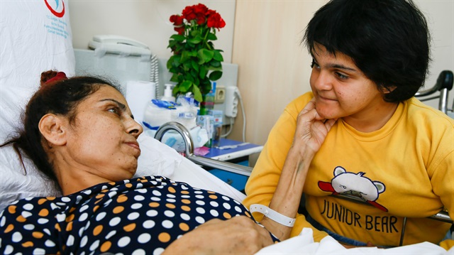 Yürüyemediği halde annesine bakan Arzu Özbek sesini duyurduğu ve annesi tedavi edildiği için çok mutlu olduğunu ifade etti.