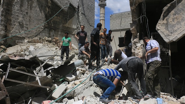 Rus savaş uçakları Halep'te muhaliflerin kontrolündeki Kellase semtine bombalı saldırı düzenledi.  