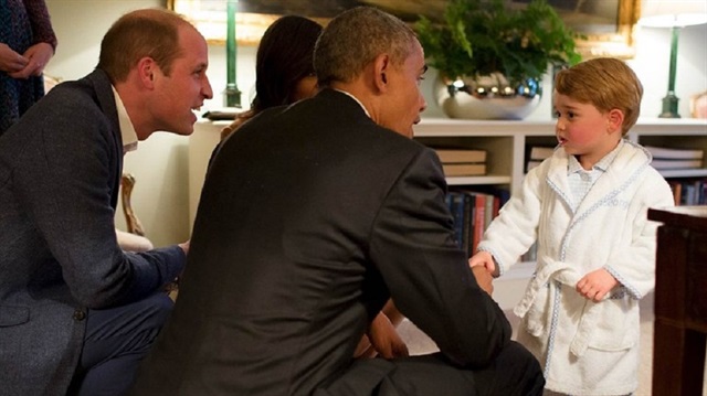 Obama'nın Prens George'la tanıştığı anlar, ziyaretin en çok ilgi çeken bölümü oldu. Küçük Prens'in üzerinde bornozu ve pijamalarıyla Obama'yı karşılama fotoğrafı sosyal medyanın da en çok konuşulanları arasına girdi.