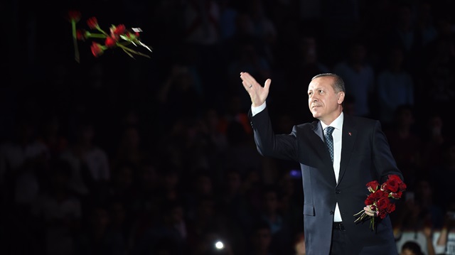 Kendisi de imam hatip mezunu olan Cumhurbaşkanı Erdoğan, salonu dolduran öğrenciler ile katılımcıları güller atarak selamladı.