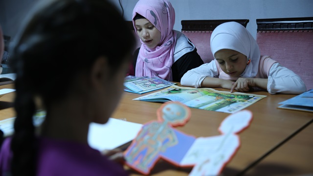 Kendi dillerinde araştırma, inceleme, ders ve eğlence türünden içeriklere kavuşan Suriyeli çocuklar çok mutlu.