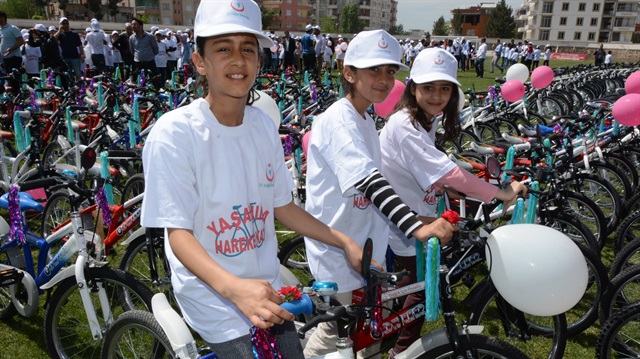 Türkiye'nin dört bir yanında çocuklara bisiklet armağan eden Sağlık Bakanlığı, bu sefer Cizre'deydi.