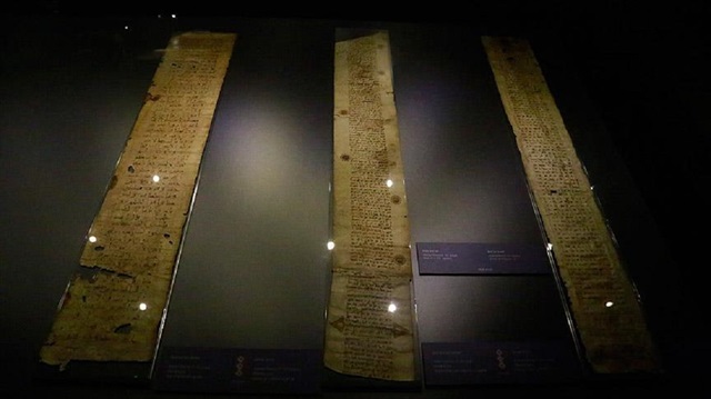 Küfi, Arap yazısının düz ve köşeli çizgilerle yazılan eski bir biçimi ve İslamiyet'in ilk yüzyıllarında "Himyeri" yazısının değişmesiyle oluşan dik, sert, köşeli bir yazı türü olarak tanımlanıyor.
