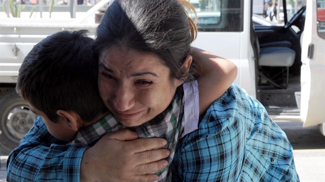 Oğlunun yanında olmadığını fark eden Ayşe Orcam, Burak'ı polis ekiplerinden teslim alırken ağlayarak boynuna sarıldı.