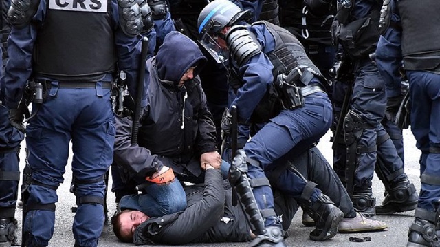 Fransa çapında mart başından beri yapılan çalışma yasası protestolarında toplam bin 961 gözaltına alındı.