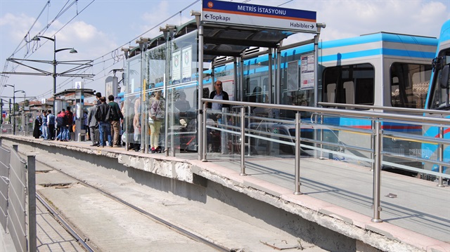 Metris Tramvay durağında beklerken baygınlık geçiren bir kadın tramvay yoluna düştü.