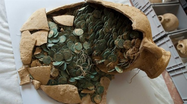 İspanya'nın güneyinde su tesisatında çalışmalar yapan işçiler 1750 yıllık sikke paralar buldular.