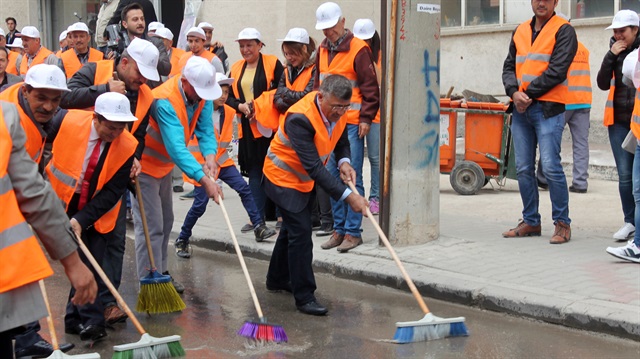 Başkan Faruk Akdoğan etkinliği mahalle sakinleriyle beraber gerçekleştirerek mahalle halkının da temizlikte aktif olmalarını istedi.
