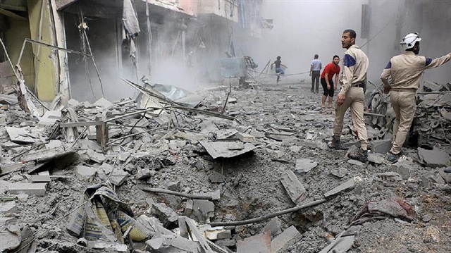 Suriye ordusuna ait savaş uçağı Halep'in Bab Neyrab ile Bustan el-Kasr semtine düzenlediği hava saldırısında 7 kişi hayatını kaybetti.
