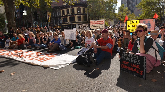 Avustralya'da hükümetin mülteci politikasını protesto eden binlerce kişi Melbourne'da yürüyüş ve oturma eylemi yaptı.