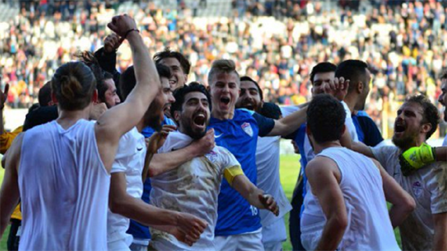 Manisasporlu futbolcuların şampiyonluk sevinci.