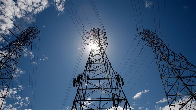 Pazartesi yaşanacak elektrik kesintisinden üç büyük ilde birçok ilçe etkilenecek.