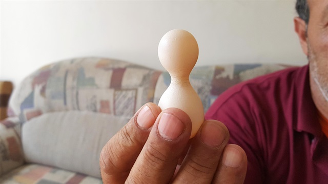 Yumurtlayan tavuğun sahibi olan Osman Akkoca hayatında ilk kez böyle bir yumurta gördüğünü söyledi.