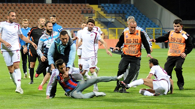 Elazığsporlu Tom'un uçan tekmesi sonucu yaralanan güvenlikçi 'Çoluk çocuğuma kepaze oldum' dedi.