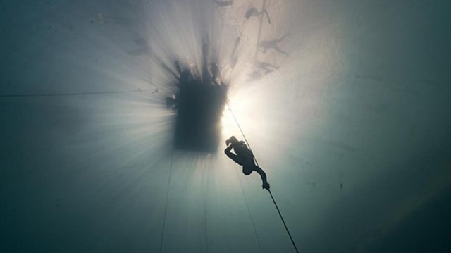 Yeni Zelandalı yüzücü William Trubridge 122 metre derine serbest olarak dalarak kendi dünya rekorlarını kırmaya devam ediyor.
