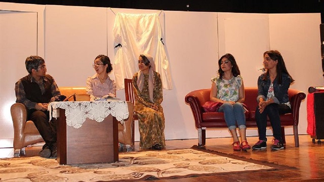 Sur Halk Eğitim Merkezi, Dicle Üniversitesi ile iş birliği içerisinde oluşturduğu tiyatro kursunda, üniversite öğrencilerine bir süre tiyatro eğitimi verildi.