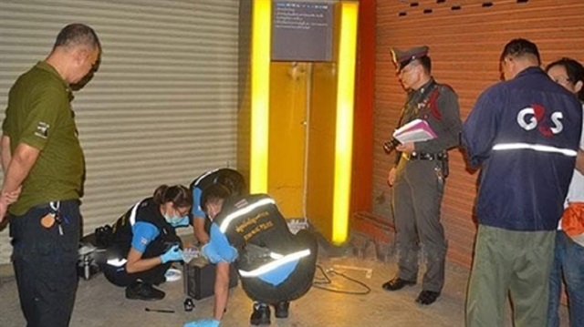 Tayland'da hırsızlar bankamatiği kıramayınca yerinden söktü.