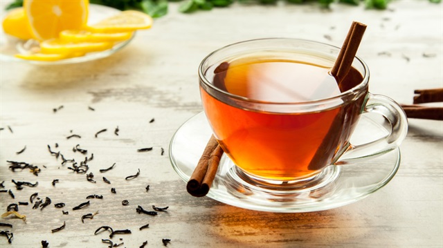 Çay ve kahvenin fazlasının vitamin ve mineral emilimini bozduğunu söyleyen Aslıhan Küçük en iyi içeceğin su olduğunu ifade eden.