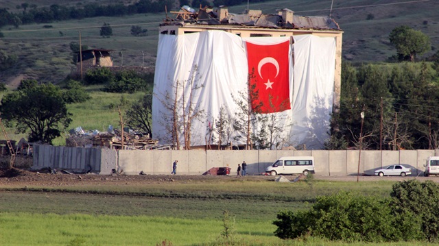 PKK'lı teröristler, Dicle İlçe Jandarma Komutanlığına bombalı saldırı düzenledi.