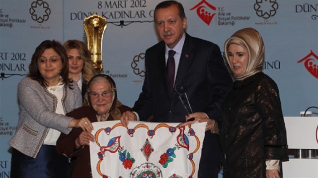 Nasra Şimmeshindi, 5 yıl önce  Erdoğan'dan plaket almıştı.
