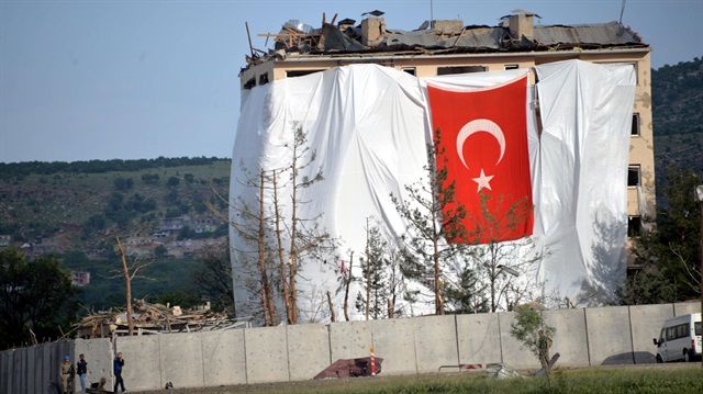 Dicle'deki hain saldırıda yıkılan tabur komutanlığı binası branda ile kapatılarak, üzerine Türk bayrağı asıldı.