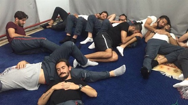 Küme düşen, Tarsus'ta terk edilen Kartalsporlu futbolcular havaalanında sabahladı.