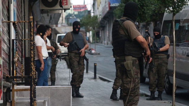 Diyarbakır'da, güvenlik güçleri  26 Ekim 2015 tarihinde, DAEŞ'lilerin hücre evine baskın düzenlemiş 2 polis şehit olmuştu. 