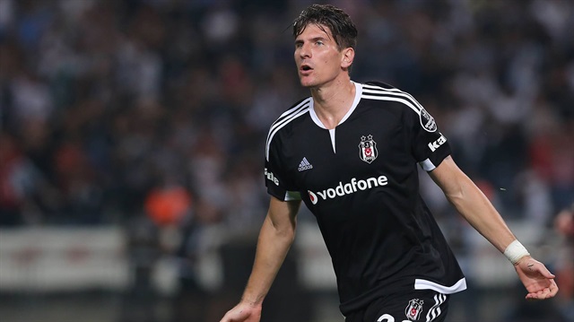 15 yıldır gol kralı çıkaramayan Beşiktaş'ta Mario Gomez, 24 golle en yakın rakibi Eto'o'nun 5 gol önünde bulunuyor ve krallığın bir numaralı adayı olmaya devam ediyor.