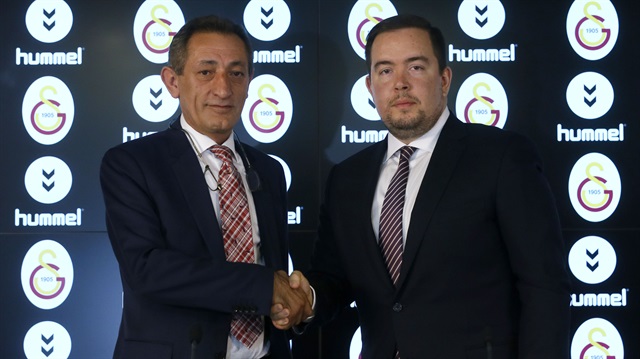Törene Hummel Türkiye CEO'su Zeyne Akbulut (solda) ile Galatasaray Yönetim Kurulu Üyesi Ali Yüce (sağda) katıldı.