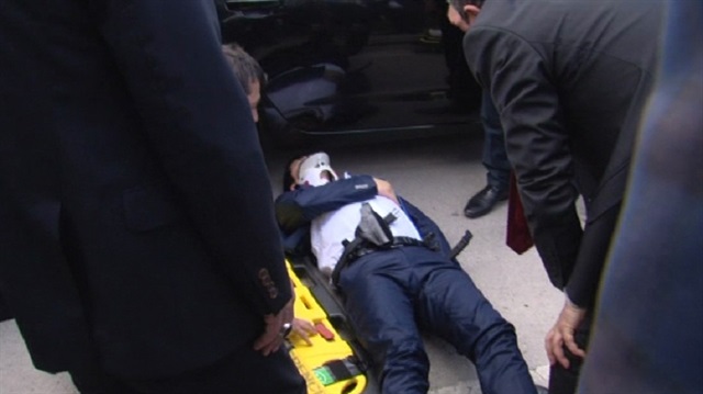 AK Parti Denizli Milletvekili Nihat Zeybekci'nin korumasına araba çarptı. 