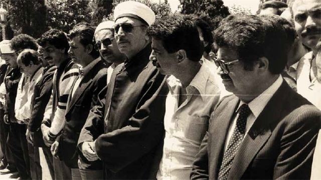 Necip Fazıl'ın cenaze namazı Fatih Camii'nde mahşeri bir kalabalık tarafından kılınmıştı. Katılanlar arasında kısa bir süre sonra başbakan olacak Turgut Özal da vardı.