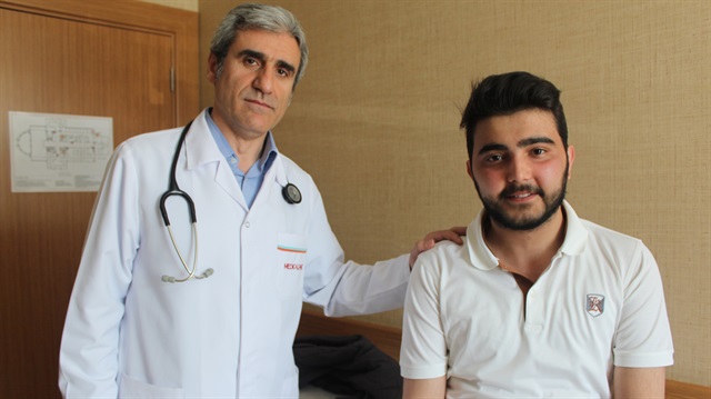 17 yaşındayken rahatsızlanan Ahmet Tavuş'un hastalığını tavsiye üzerine gittiği Prof. Dr. Mehmet Gencer teşhis etti. 