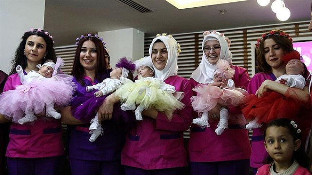 Bursa'da, annelerinin hamileliğinin 28. haftasında dünyaya gelen beşizler, doğumlarının 83'üncü gününde hastaneden pasta kesilerek taburcu edildi.
