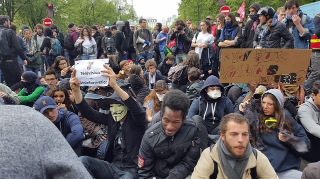 Fransa'nın çeşitli kentlerinde yeni iş yasası protesto edildi.