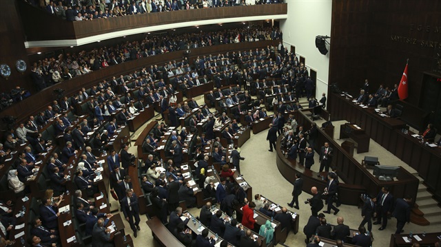 Başbakan Ahmet Davutoğlu yarın toplanacak MYK sonrası 11.00'de açıklama yapacak.