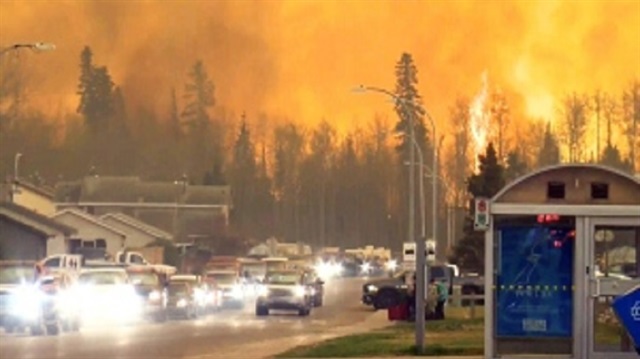 Kanada'nın 100 bin nüfuslu kenti Fort McMurray sakinleri yangın sebebiyle evlerini boşaltıyor.
