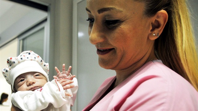 Doğduğunda yalnızca 860 gram olan Narin bebek, 2,5 aylık sürenin ardından hastaneden taburcu edildi.
