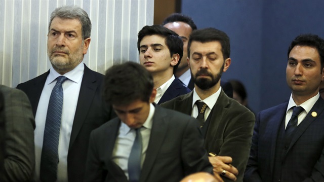 AK Parti Genel Başkanı ve Başbakan Ahmet Davutoğlu, partisinin MYK toplantısı sonrası yaptığı toplantıyı oğlu Mehmet Davutoğlu da ayakta izledi. 