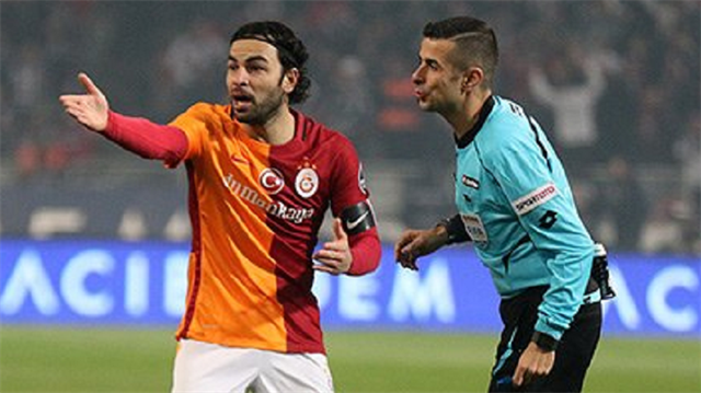 Galatasaray-Beşiktaş maçının hakemi Mete Kalkavan'a büyük eleştiri.