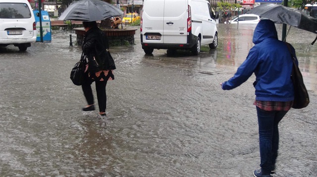 Meteoroloji bazı illere sağanak yağış uyarısında bulundu. 