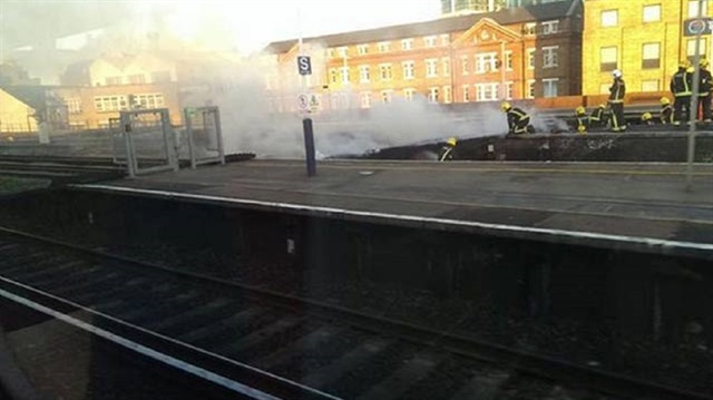 İngiltere'nin başkenti Londra'da Vauxhall tren istasyonunda henüz bilinmeyen sebepten yangın çıktı.