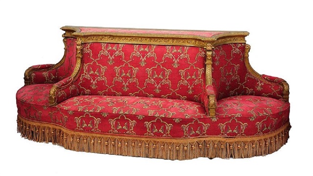 19. yüzyıl başlarına ait Fransız kanepe 60 bin liraya satışa sunulacak.